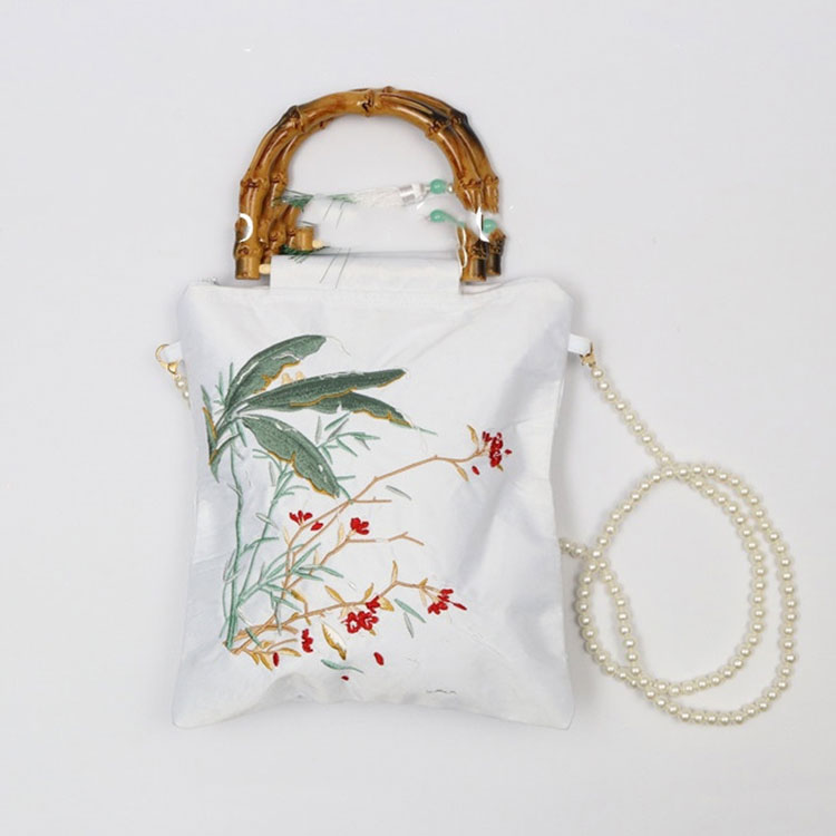 Processus de production de sacs à main en satin antique