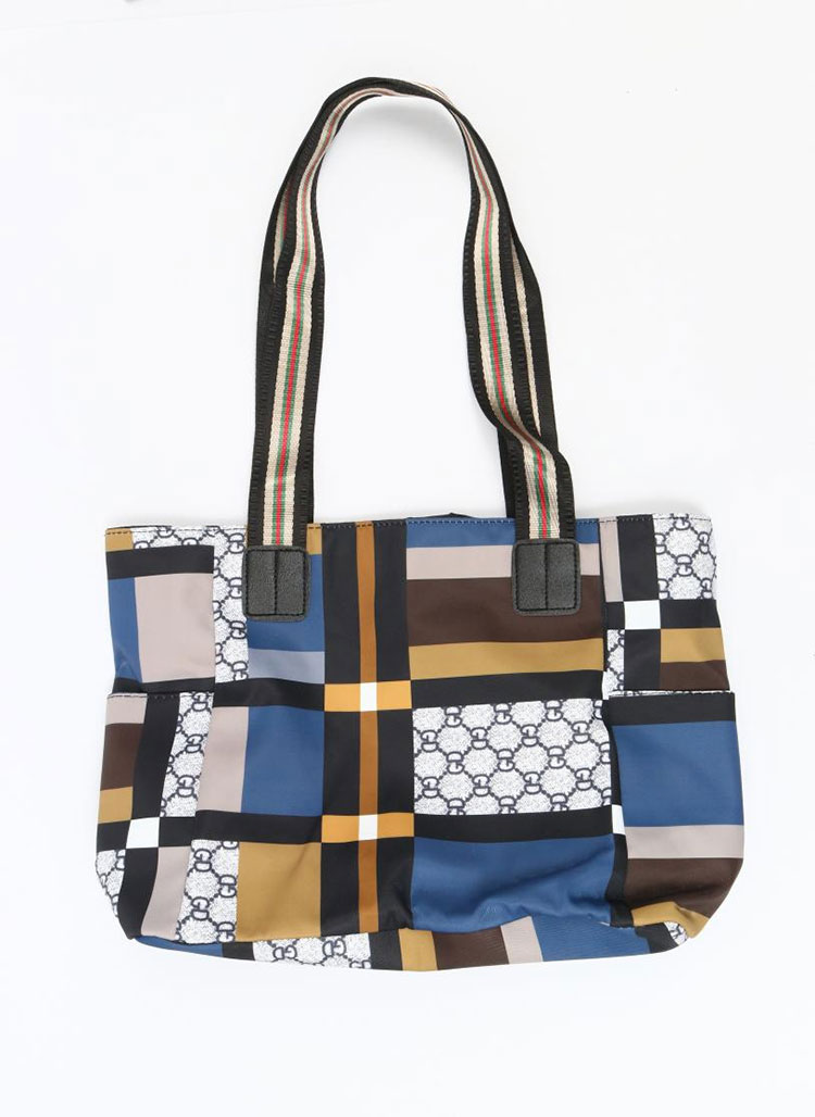 La praticité des grands sacs à bandoulière en voyage